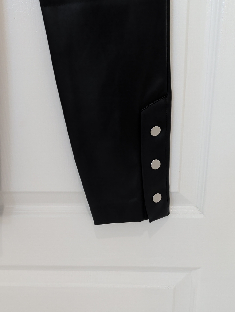 New ZARA Mid Rise Side Zipper Flat Front Black Faux Leather Cargo Leggings M - Picture 8 of 16